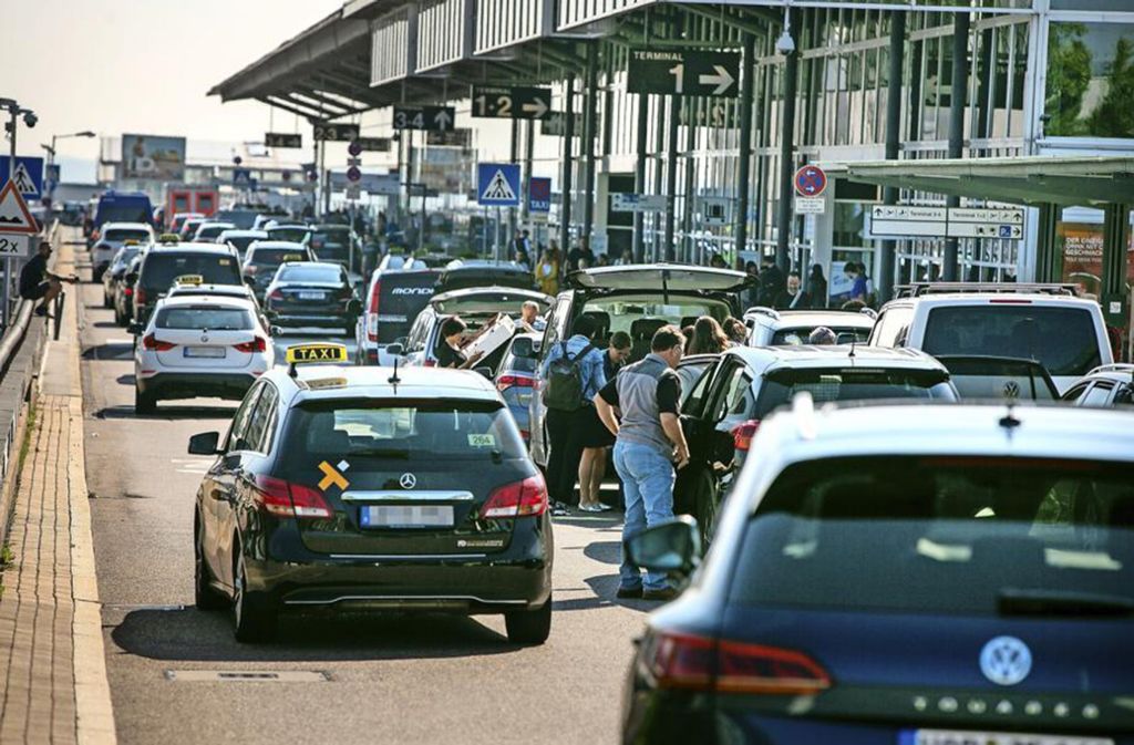 Am Flughafen Stuttgart wird die Vorfahrt neu geregelt: Schranken gegen das Parkchaos
