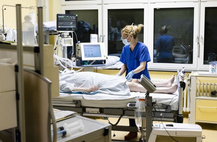 Pfleger, Ärzte und Co.: Wie hoch sind die Gehälter im Krankenhaus?