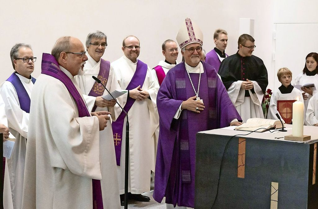 Feierliche Weihe der neuen katholischen Kirche St. Peter durch Bischof Gebhard Fürst: Bischof weiht St. Peter