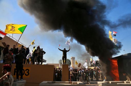 Demonstranten haben auf dem Gelände der US-Botschaft ein Feuer gelegt. Foto: dpa/Khalid Mohammed