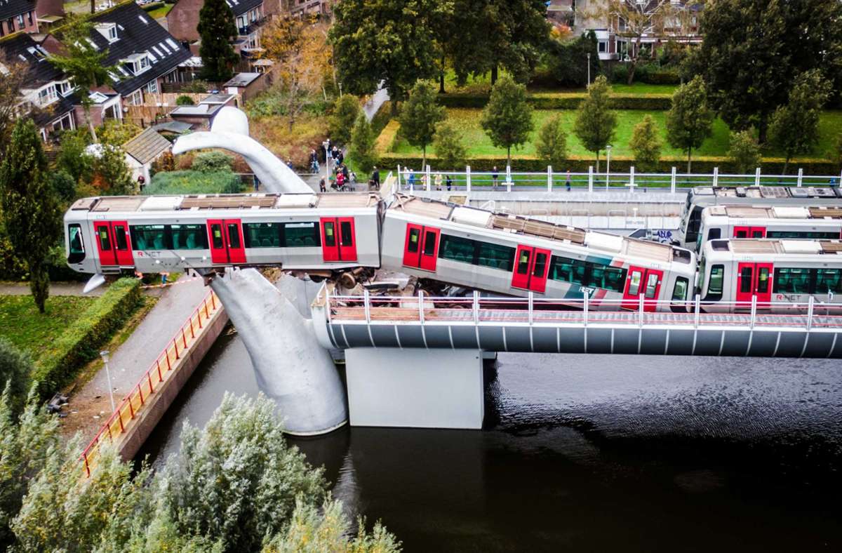 Spektakulärer Unfall nahe Rotterdam: U-Bahn bleibt auf riesiger Walschwanz-Skulptur hängen