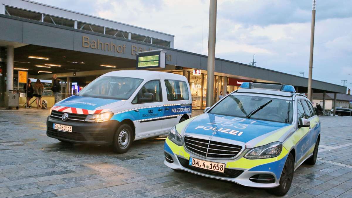 Angriff am Böblinger Bahnhof: Vier Männer schlagen und treten auf 25-Jährigen ein
