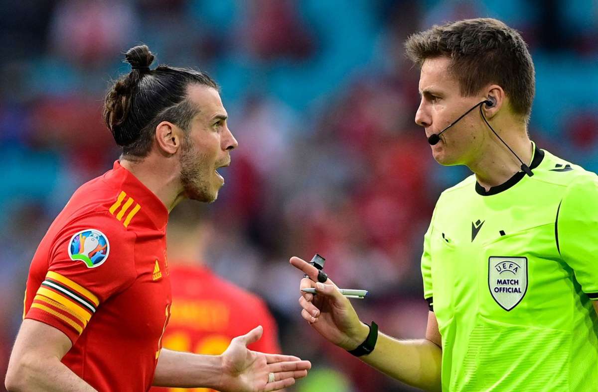 Der walisische Kapitän Gareth Bale hat sich nach dem verlorenen EM-Achtelfinale gegen Dänemark über den deutschen Schiedsrichter Daniel Siebert beklagt.