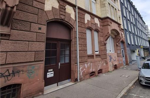 Eine Woche nach der Bluttat in diesem Haus an der König-Karl-Straße meldet die Kripo einen Ermittlungserfolg. Foto: red/Sebastian Steegmüller