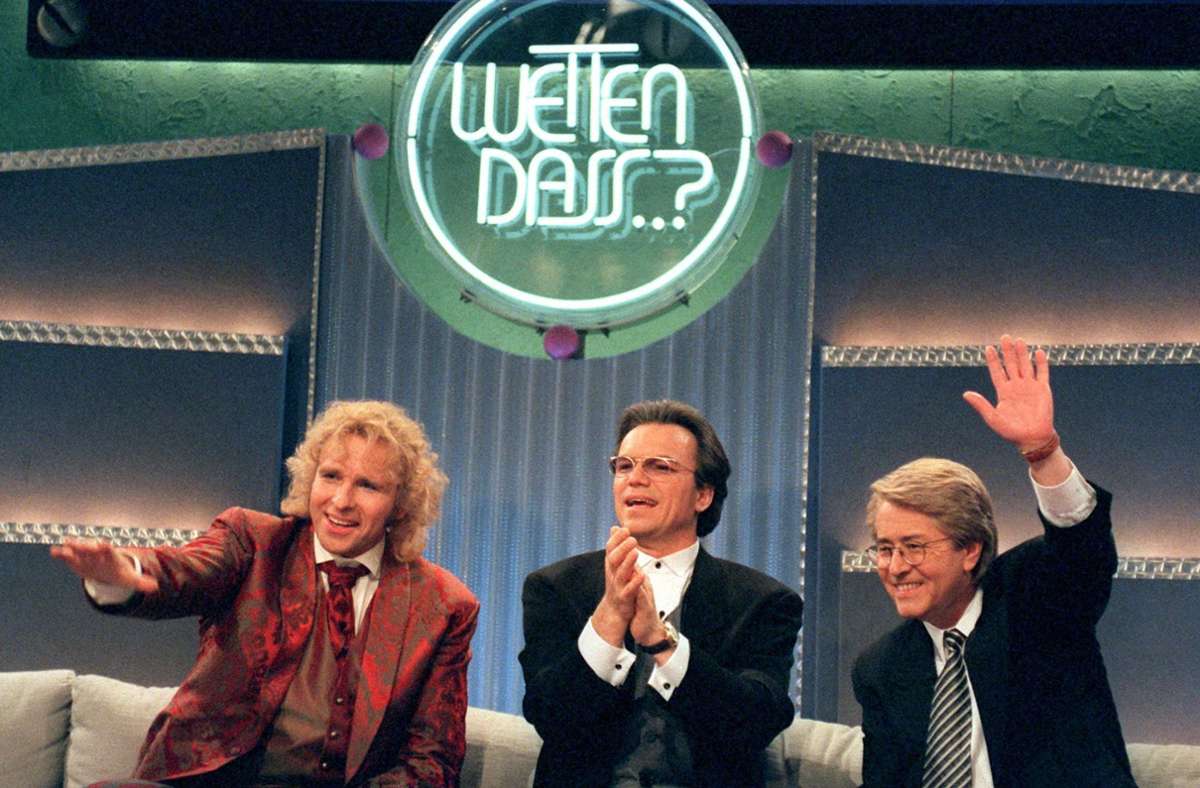 Die Moderatoren Thomas Gottschalk (von links nach rechts), Wolfgang Lippert und Frank Elstner sitzen auf einer Couch während der 100. „Wetten, dass...?“-Sendung am 30. März 1996.
