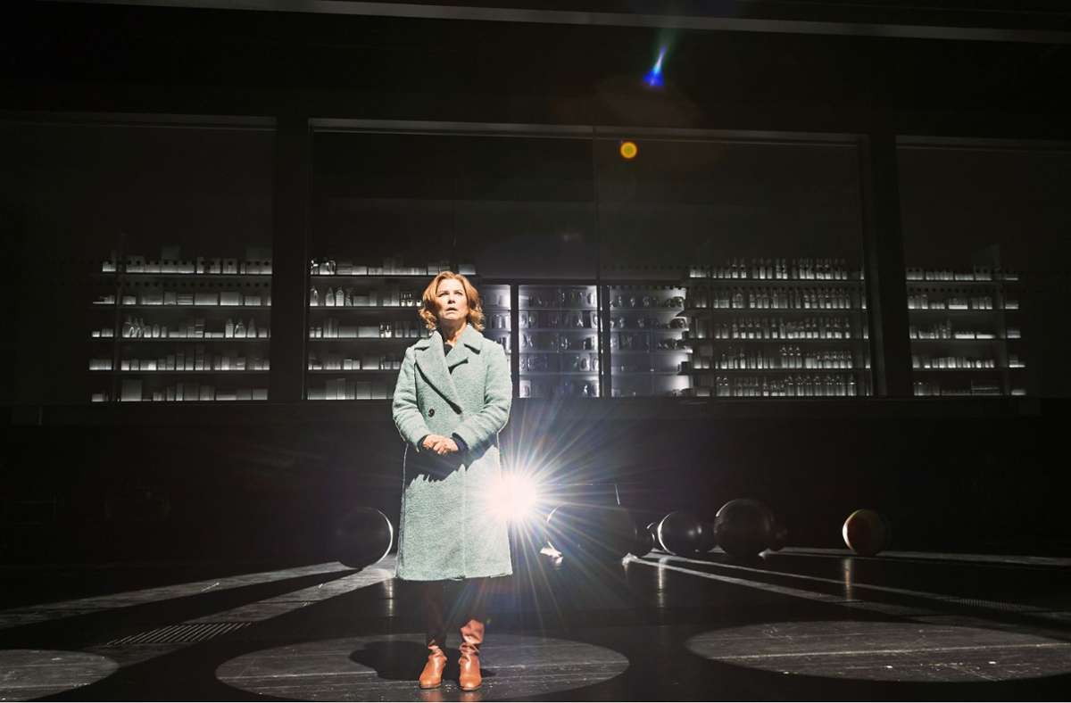 Sylvana Krappatsch in „Am Ende Licht“ von Simon Stephens im Schauspielhaus Stuttgart. Elmar Goerden inszenierte die deutsche Erstaufführung des Stückes.
