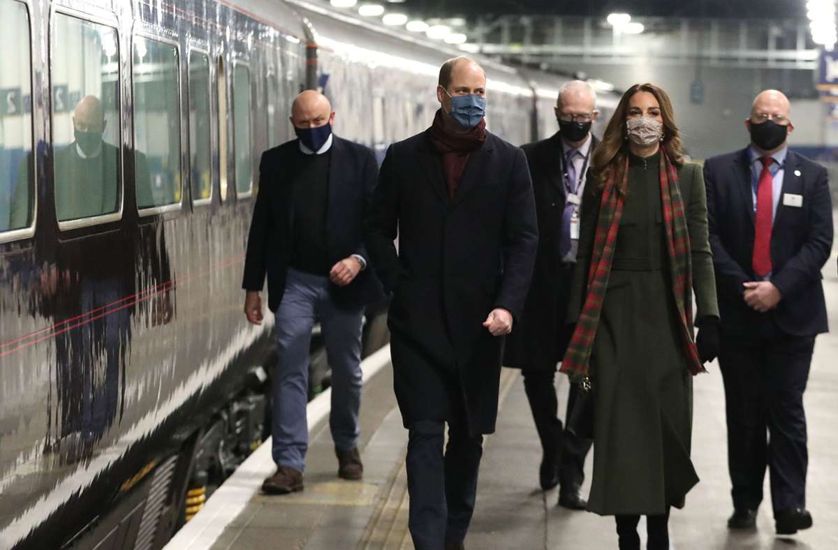 Mit dem „Royal Train“ zu reisen, ist etwas ganz besonderes: Kate ging in einem jägergrünen Mantel von Alexander McQueen an Bord.