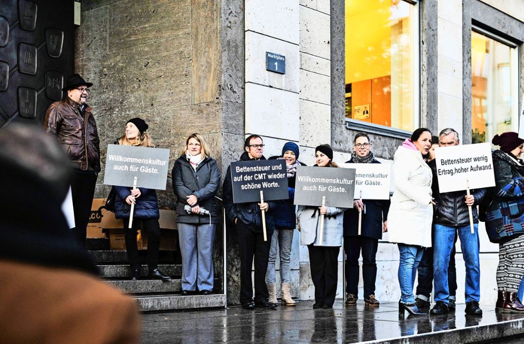 Demo gegen die geplante Bettensteuer vor dem Rathaus in Stuttgart. Foto: Lichtgut/Max Kovalenko
