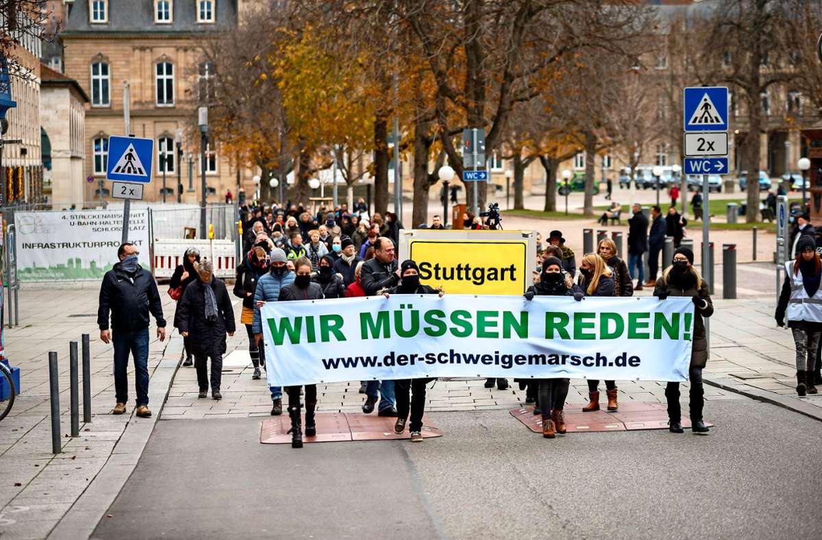 Schweigemarsch in Stuttgart: „Querdenker“ und Impfgegner demonstrieren