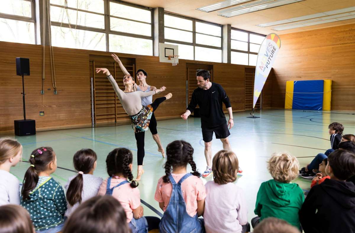 Eric Gauthier (rechts) zeigt dem jungen Publikum in der Filderschule mit den Tänzern Ayda Frances Güneri und Arnau Redorta Ortiz, wie eine Choreografie entsteht. Foto: GDM/Jeanette Bak