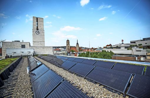 Der städtische Beitrag zur Klimawende, zum Beispiel mit Fotovoltaik (hier: Rathausdach)  ist bisher überschaubar. Foto: Lichtgut/Leif Piechowski
