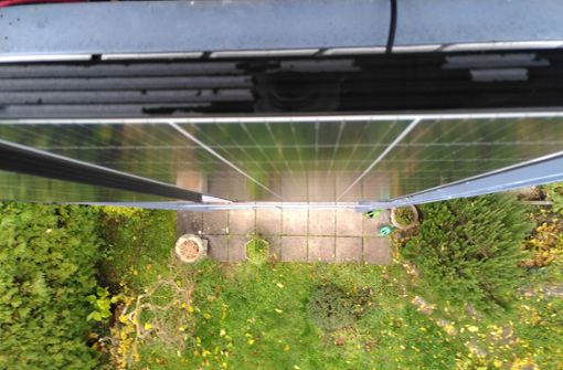 Die Stecker-Solarmodule können – so wie hier – an einen Balkon gehängt werden, aber auch an die Fassade oder auf das Dach eines Schuppens. Foto: privat