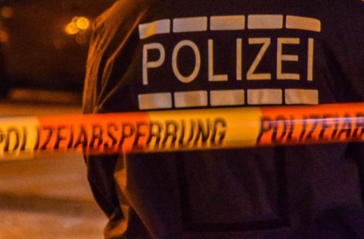 Ein junger Mann erlitt bei einer Messerattacke in Obertürkheim lebensgefährliche Verletzungen (Symbolbild). Foto: imago images/Einsatz-Report24/Fabian Geier via www.imago-images.de