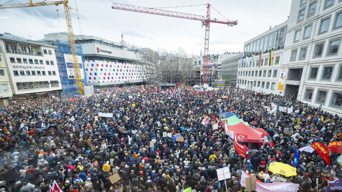 Mehrere Tausend Menschen waren am Samstag zur Demo gegen Rechtsextremismus auf den Stuttgarter Marktplatz gekommen.
