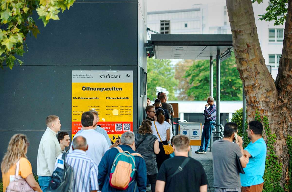 Schlange stehen vor der Stuttgarter Zulassungsstelle: Diese Erfahrung machen viele Bürger