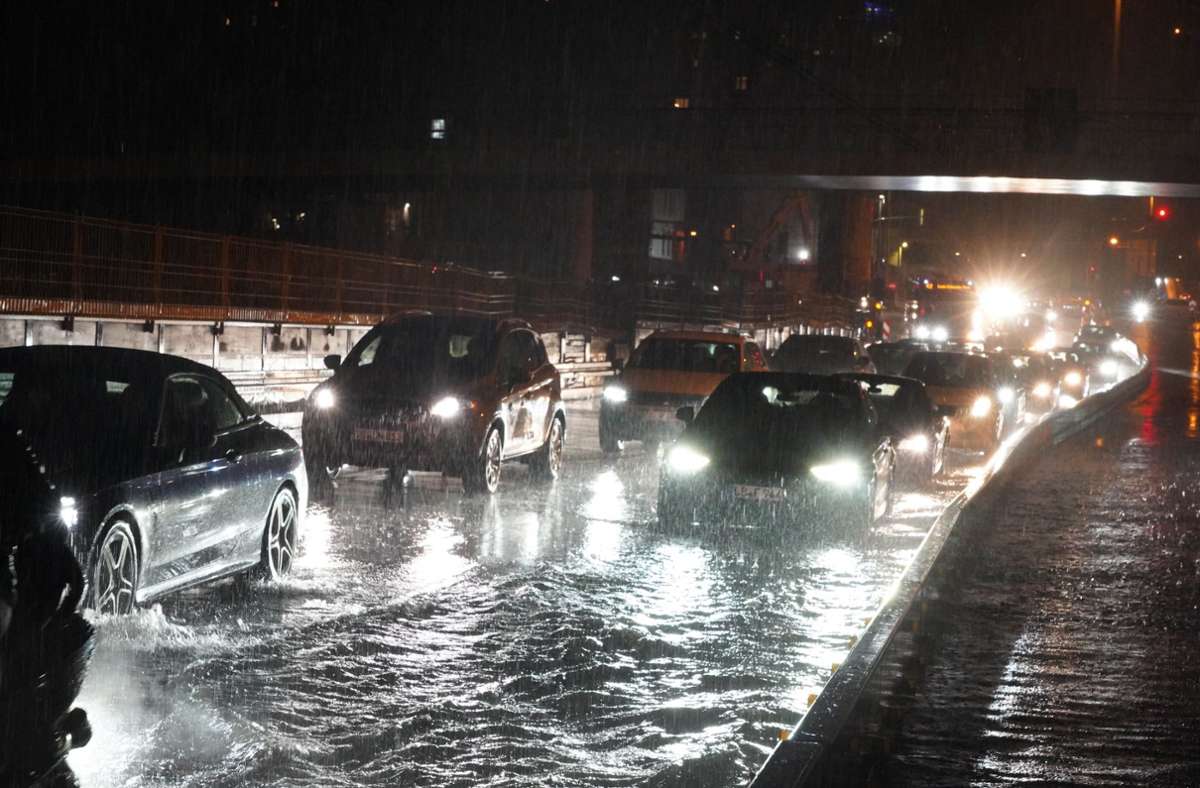 Autofahrer hatten am Samstagabend mit den Folgen von Starkregen zu kämpfen. Foto: Andreas Rosar/Fotoagentur-Stuttg