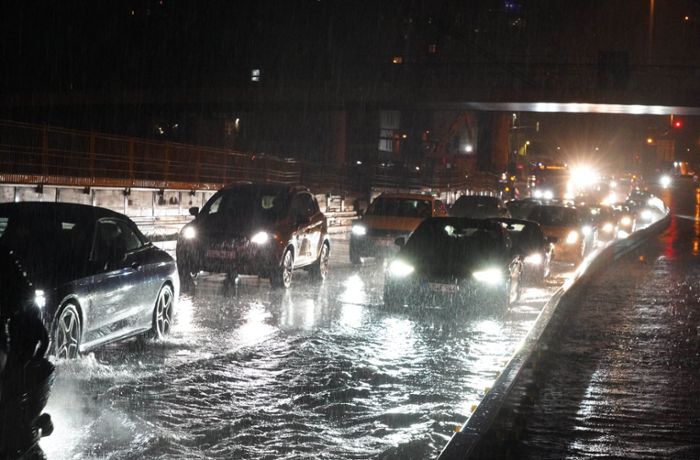 Unwetter in Stuttgart: Starkregen sorgt für Überschwemmung am Hauptbahnhof