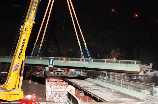 Die 150 Tonnen schwere Stahlbrücke über der B10 wurde abgerissen. Foto: Andreas Rosar/Fotoagentur-Stuttgart