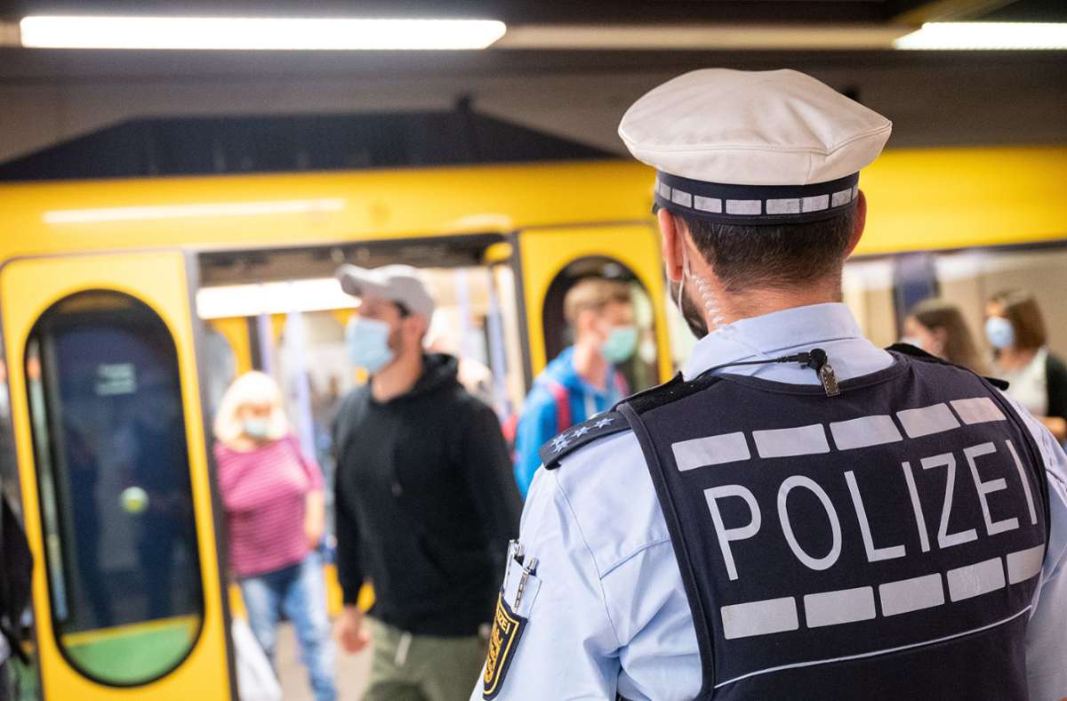 Maskenkontrolle in Stuttgart: Die Pendler sind diszipliniert unterwegs