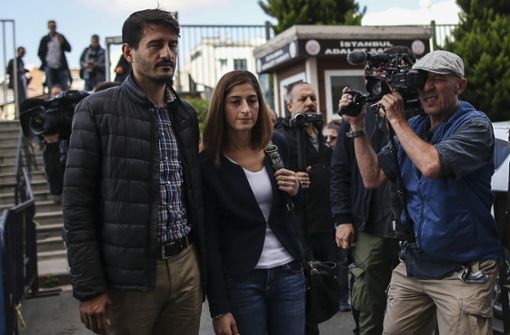 2018 war Tolu (rechts) in Begleitung ihres Mannes nach Istanbul zum Prozess gekommen – jetzt ist sie freigesprochen worden. Foto: dpa/Emrah Gurel