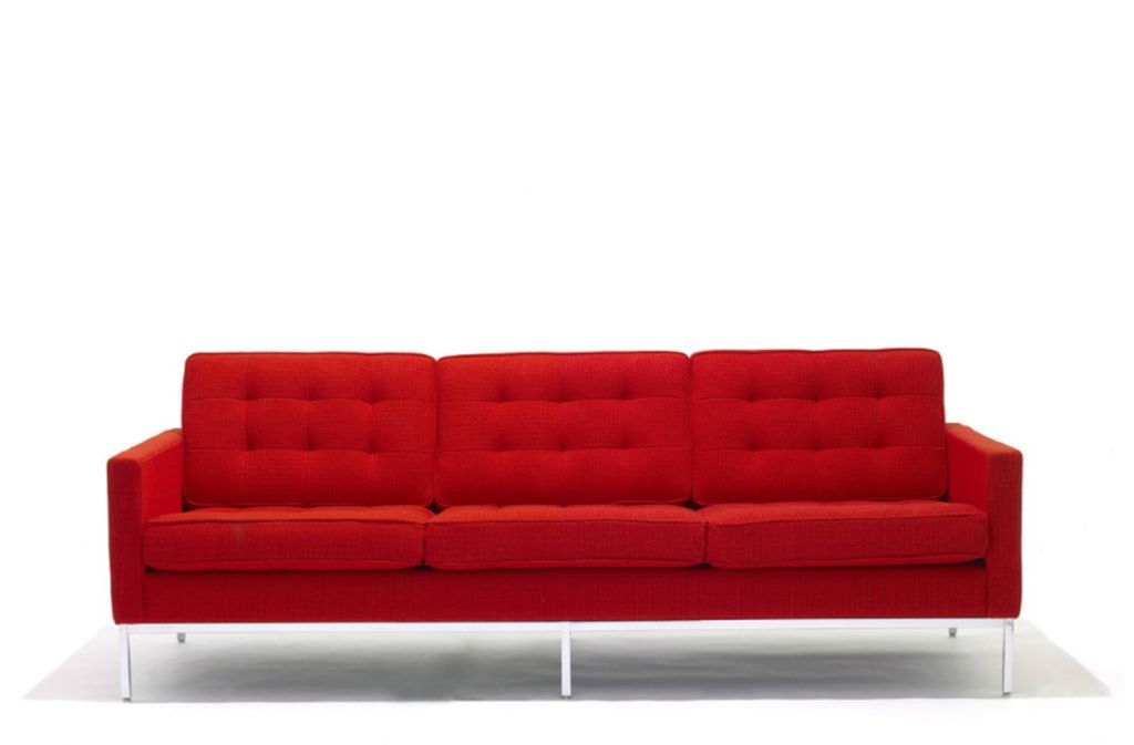 Und hier noch einmal in voller Schönheit, das Sofa von Florence Knoll, entworfen im Jahr 1956. Es  war in der TV-Serie „Mad Men“ zu sehen, die richtige Antwort zu Frage 7 war also  beim Buchstaben B zu finden. An dieser Stelle finden Sie nun die Auflösung der sechs anderen Fragen:  1B, 2B ,3C, 4A, 5A, 6C.