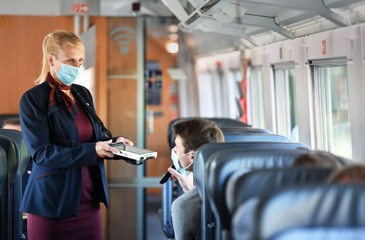Bahnfahren während Corona-Pandemie: Deutsche Bahn stockt über die Feiertage auf