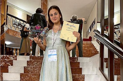 Clara Pacino nach dem Wettbewerb mit Urkunde und Auszeichnung. Foto: privat