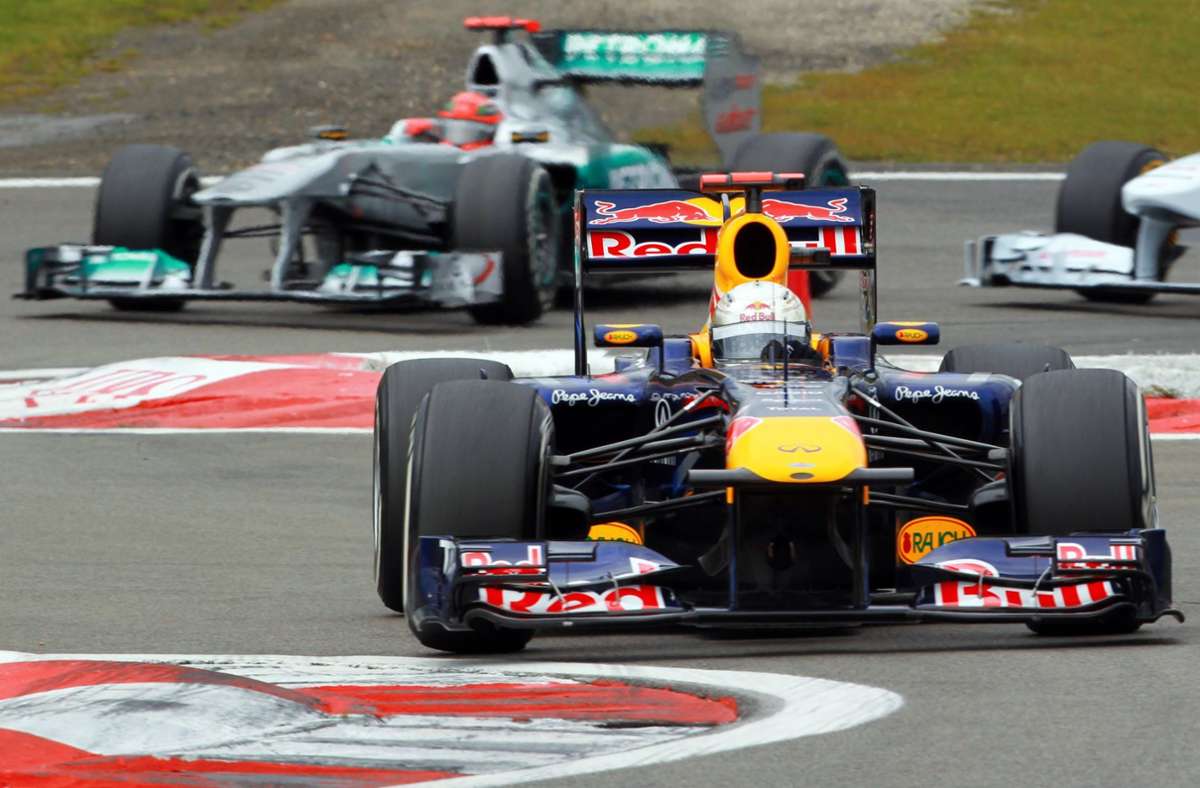 Am 22. Juli 2011 kämpften Sebastian Vettel (damals im Red Bull) und Michael Schumacher (hinten) im Mercedes auf dem Nürburgring um Punkte in der Formel 1. Es war der vorletzte Grand Prix in der Eifel. Foto: dpa/Roland Weihrauch
