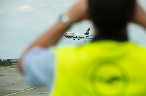 Bis Ende August gehen die Beschäftigten der Lufthansa Technik AG in Kurzarbeit. (Symbolfoto) Foto: dpa/Jörg Carstensen