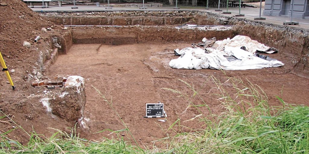 Auf dem Schulhof der Martin-Luther-Schule wird nicht nur die neue Mensa gebaut. Auch Archäologen sind aktiv. Bislang wurden neun Urnengräber aus der Spätbronzezeit entdeckt. Fotos: Rehberger