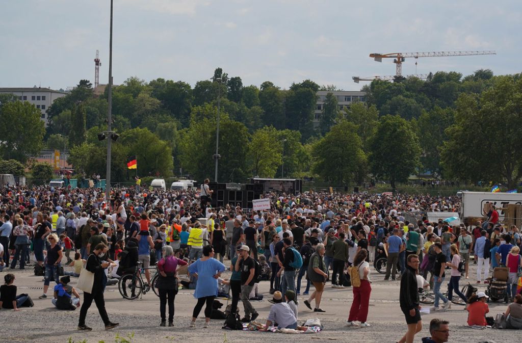 Demonstration für Grundrechte in Stuttgart: Tausende strömen zur Demo gegen Corona-Regeln auf den Wasen
