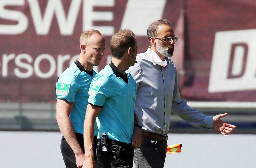 VfB-Trainer Pellegrino Matarazzo (re.) diskutiert mit Schiedsrichter Sascha Stegemann (Mi.).