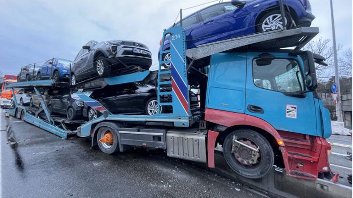 Verkehrsinfarkt in Stuttgart: Autotransporter-Unfall blockiert B10/B14