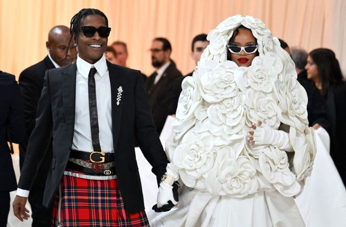 Rihanna, Jennifer Lopez und mehr: Stars gedenken Karl Lagerfeld beim „Met Ball“ in New York