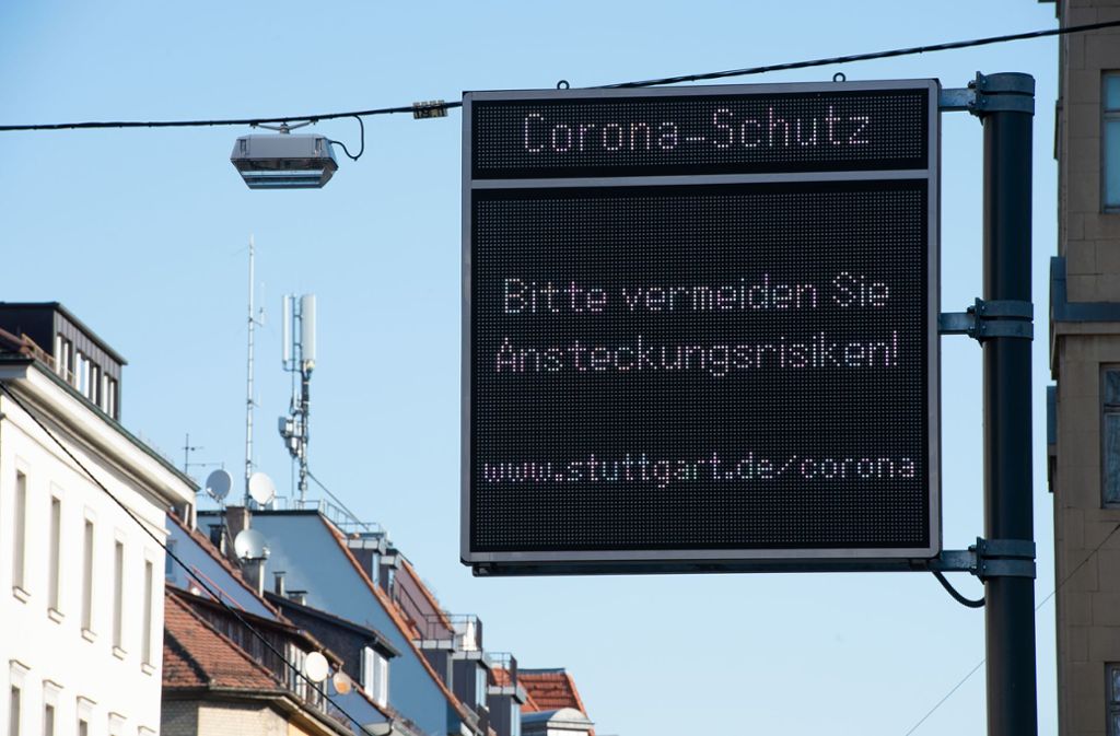 Tafeln der Landeshauptstadt Stuttgart, die auf den Umgang mit dem Coronavirus informieren. Foto: Leif Piechowski/Leif-Hendrik Piechowski