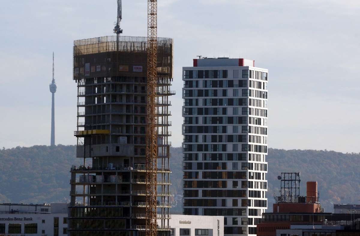 Schon ein gutes Stück höher als das „Skyline Living“: Der im Bau befindliche Porsche Design Tower am Pragsattel.