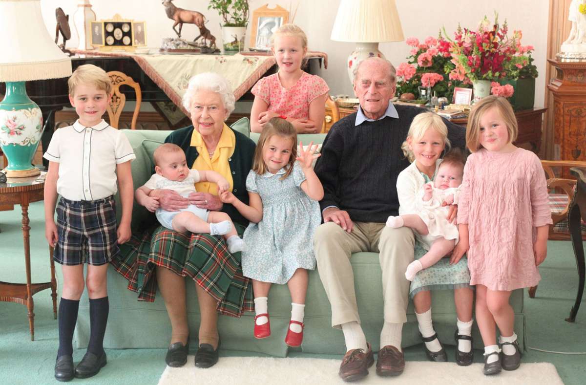 Die Queen und ihr verstorbener Mann Philip mit sieben der inzwischen elf Urenkelkinder: George, Louis, Savannah (hinten), Charlotte, Isla, Lena und Mia (von links)