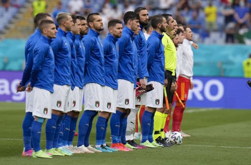 Das italienische Team muss sich noch entscheiden, ob die Spieler vor dem Anpfiff gegen Österreich am Samstag auf die Knie gehen. Foto: dpa/Alessandra Tarantino