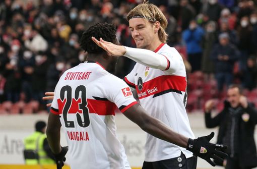 Orel Mangala bejubelt mit Borna Sosa dessen Treffer gegen Mainz 05. Foto: Baumann/Alexander Keppler