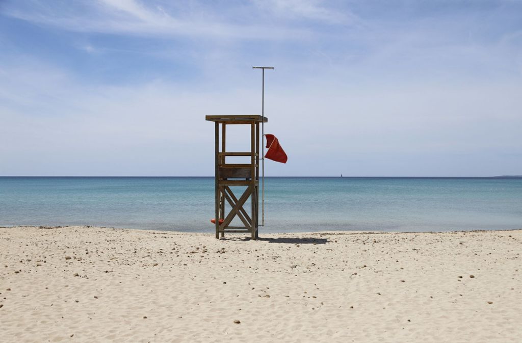 Wo sich sonst Menschenmassen tummeln, herrscht im Corona-Jahr gähnende Leere: ein Strand auf Mallorca