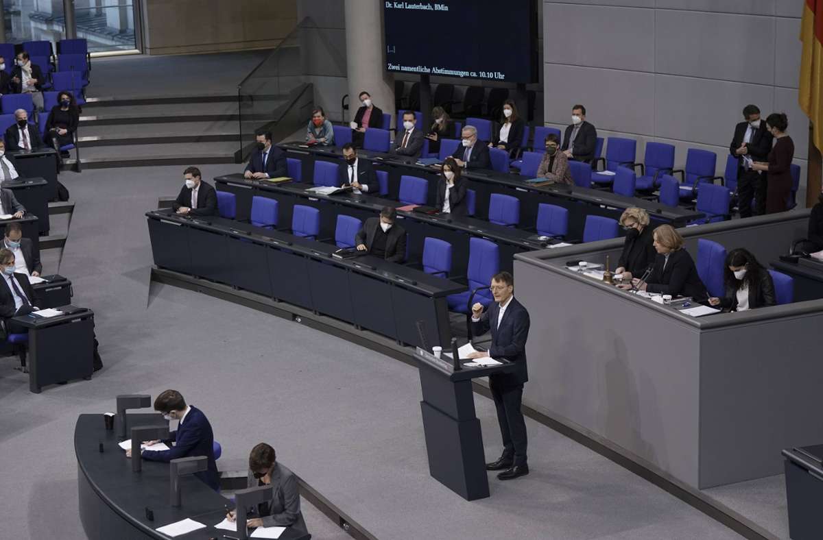 Der Bundestag um Gesundheitsminister Karl Lauterbach hat die Impfpflicht für bestimmte Berufe beschlossen. Foto: imago /Political-Moments