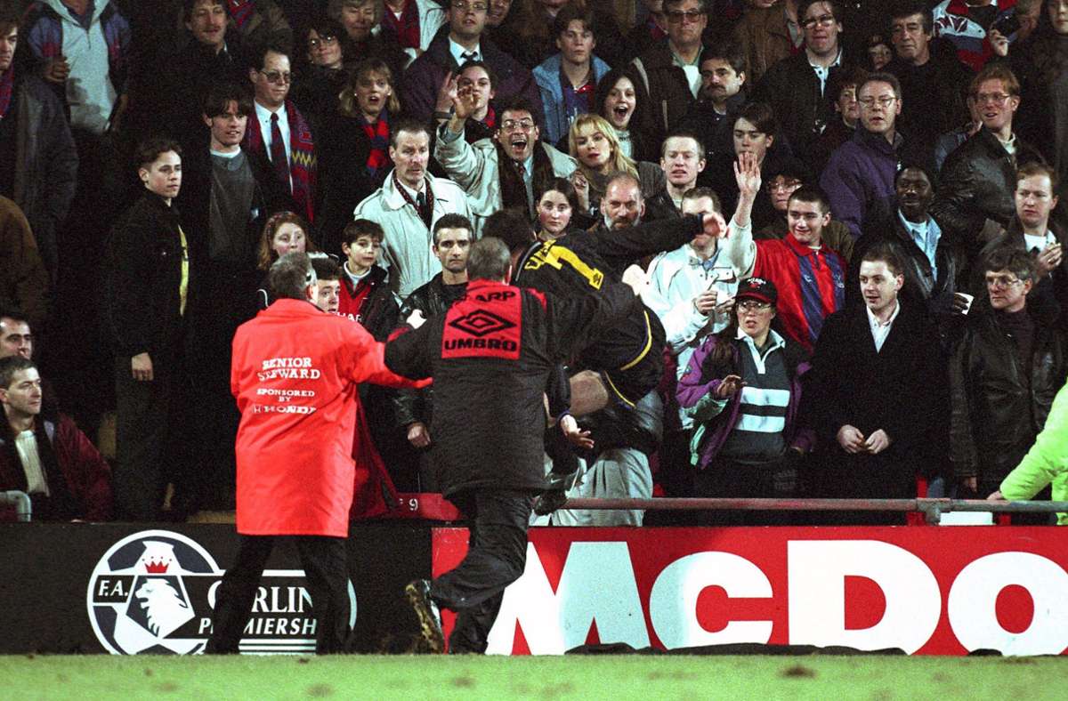 Eric Cantona von Manchester United rennt am 25. Januar 1995  los, springt ab und rammt einem Fan von Crystal Palace nach einer Roten Karte den rechten Fuß in die Brust – Kung Fu beim Fußball: die Szene des französischen Enfant Terribles ist legendär.
