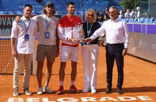 Novak Djokovic (Mitte) 2021 nach dem Turnier in Belgrad mit seinen Eltern Dijana und Srdjan sowie seinen Brüdern  Djordje and Marko Foto: imago/Aleksandar Djorovic