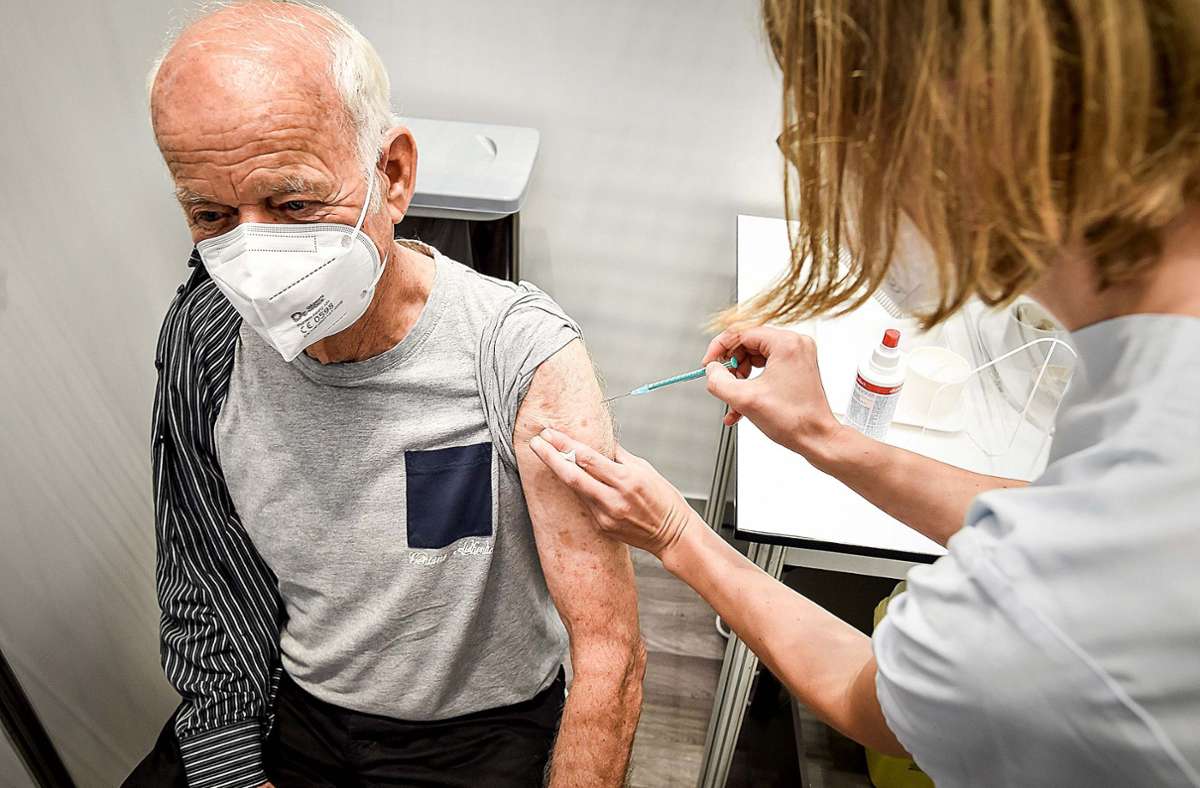 Hertlin Klöcker  (81) kommt zur  Drittimpfung extra aus Leonberg ins Impfzentrum des  Robert-Bosch-Krankenhauses. Foto: Lichtgut/Ferdinando Iannone