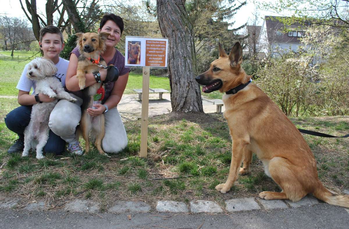 Sonja Perkic mit ihrem Sohn Finn  und den Hunden Charlie, Ellie und Justin.