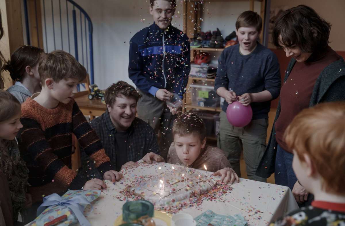 Im Kinderheim wird Ronnys (Johann Barnstorf) zehnter Geburtstag groß gefeiert.