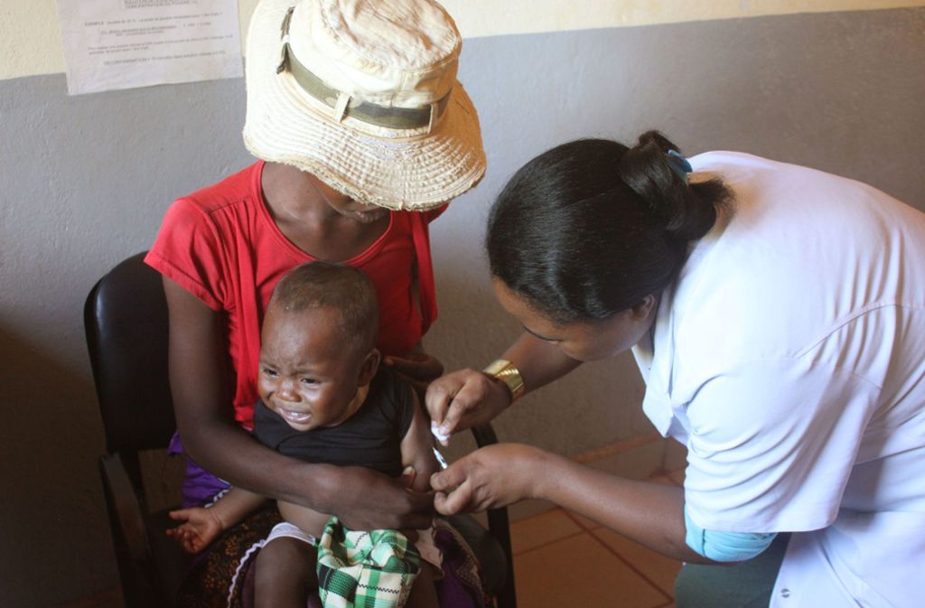 Ein Baby wird in einem Gesundheitszentrum im Süden Madagaskars gegen Masern geimpft.