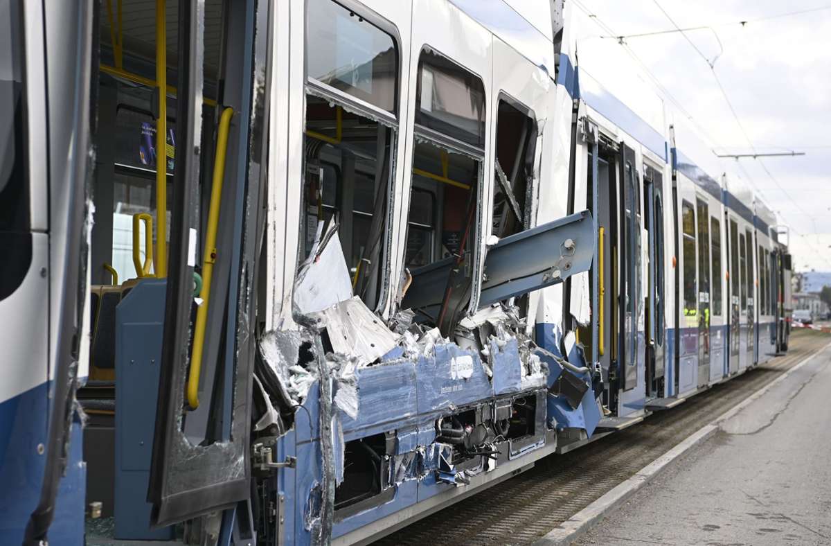 Unfall in Zürich: Straßenbahn bei Unfall aufgeschlitzt –  14 Verletzte
