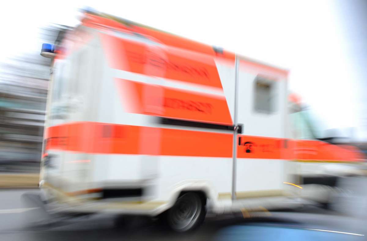 Unfall bei Reutlingen: Auto rutscht Abhang runter und landet im Bach - Frau schwer verletzt