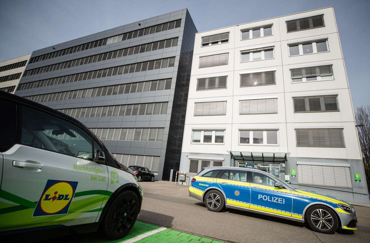 Ein Fahrzeug der Polizei fährt an der Lidl-Zentrale in Neckarsulm vorbei. Im Lidl-Verwaltungsgebäude ist vor kurzem eine Briefbombe explodiert. (Archivbild) Foto: dpa/Christoph Schmidt